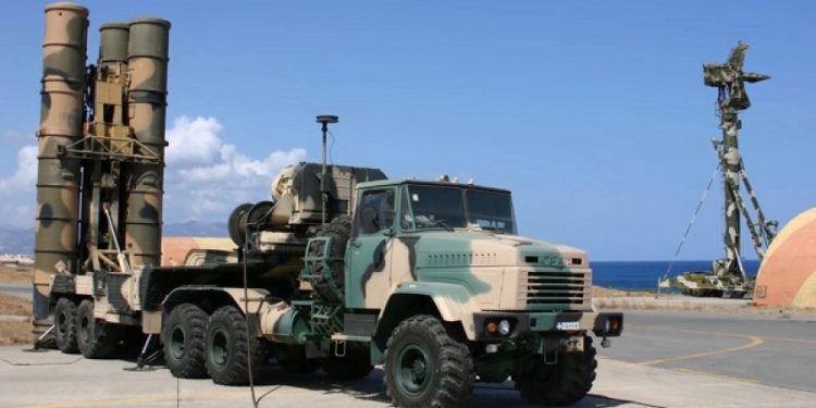 Η κυβέρνηση διαψεύδει τα περί αποστολής S-300 στην Ουκρανία – Μαρινάκης: Υπάρχει και ένα όριο ως προς τα fake news