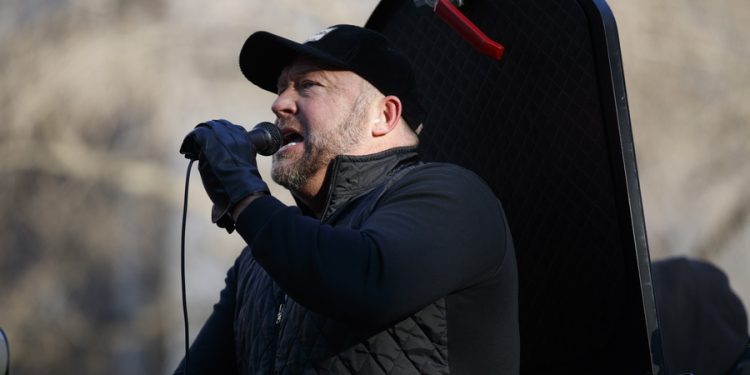 Alex Jones: «Τόσο διαρκεί η συνέντευξη του Carlson με τον Πούτιν, άντε και γ@@@σου Νέα Τάξη»