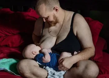 Έφτασε το τέλος κάθε λογικής; Η βρετανική κυβέρνηση παρουσιάζει το χημικό γάλα απο βιολογικούς άντρες, ως εξίσου καλό ή και καλύτερο απο το μητρικό γάλα.