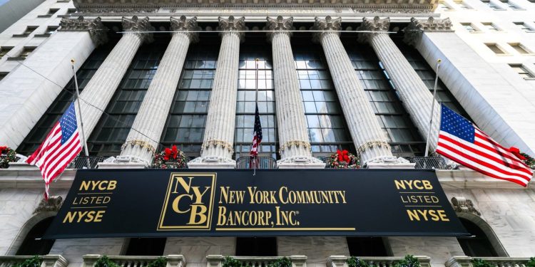New York Community Bancorp> Πως ακόμα μία μικρή τράπεζα απειλεί να τινάξει ξανά στον αέρα το τραπεζικό σύστημα των ΗΠΑ