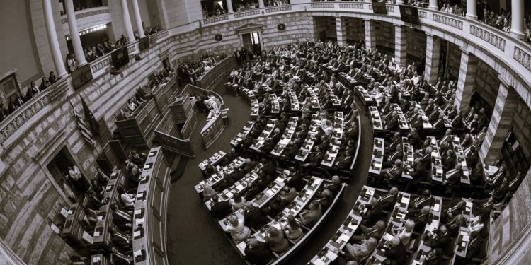 Η απάντηση της ΝΙΚΗΣ γιατί η παραίτηση βουλευτών ΔΕΝ οδηγεί στο κλείσιμο της Βουλής.