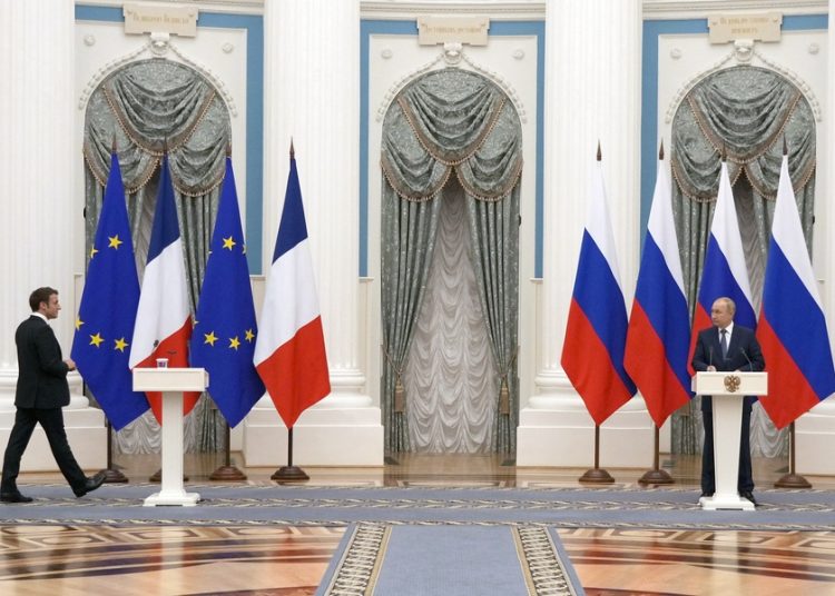 epa09736558 Russian President Vladimir Putin (R) watches French President Emmanuel Macron arriving for a press conference after their talks in the Kremlin in Moscow, Russia, 07 February2022. International efforts to defuse the standoff over Ukraine intensified with French President Emmanuel Macron holding talks in Moscow and German Chancellor Olaf Scholz in Washington to coordinate policies as fears of a Russian invasion mount. EPA/THIBAULT CAMUS / POOL MAXPPP OUT