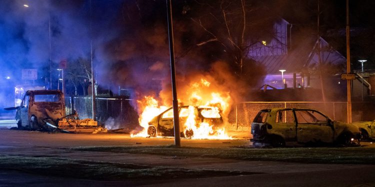Πως η άλλοτε βαρετά φιλήσυχη Σουηδία είναι πλέον όμηρος βομβιστικών επιθέσεων και άγριας βίας συμμοριών