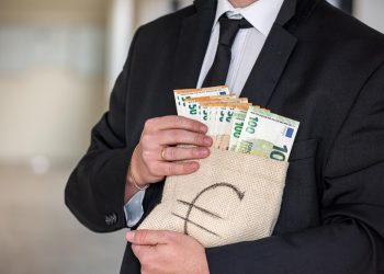 Ποιοι πολίτικοι τα παίρνουν; Προ των πυλών παγκόσμιο σκάνδαλο για το κλίμα; ΒΙΝΤΕΟ
