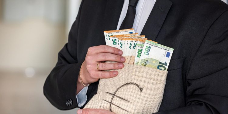 Ποιοι πολίτικοι τα παίρνουν; Προ των πυλών παγκόσμιο σκάνδαλο για το κλίμα;  ΒΙΝΤΕΟ