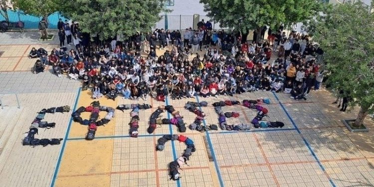 Διαδώστε αυτό το Βίντεο η κ. Μ. Καρυστιανού ζητά την υπογραφή Μας !!!