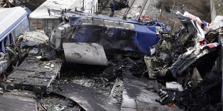 Τα Τέμπη στοιχειώνουν τη ΝΔ – Καταρρέει η συγκάλυψη, η ώρα του Καραμανλή και ο φόβος για το μπάζωμα Αγοραστού