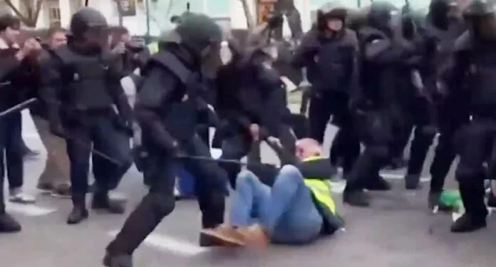 Άγριο ξύλο έριξαν στους αγρότες της Ισπανίας οι αστυνομικοί