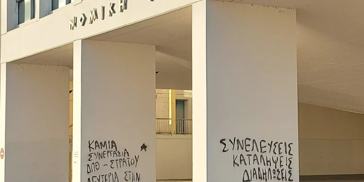 Κωνσταντίνος Ι. Βαθιώτης : Τρία χρόνια εκτός αμφι-θεάτρου