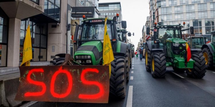 Γιατί οι κυβερνήσεις «χτυπούν» τους αγρότες – «Όποιος ελέγχει το διοξείδιο του άνθρακα ελέγχει τον κόσμο»