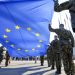 Ευρωστρατός: Το… πιο σύντομο ανέκδοτο μπορεί ξαφνικά να γίνει τρομακτικά επικίνδυνο – Σχέδια για επεμβάσεις σε «απείθαρχα» κράτη της ΕΕ