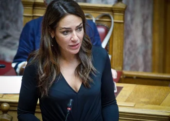 Η Δόμνα Μιχαηλίδου της «κατακράτησης» τώρα οριοθετεί την ιδεολογία της ΝΔ: «Συντηρούμε την οικογένεια μέσω των ΛΟΑΤΚΙ+»