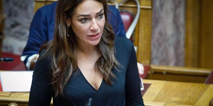 Η Δόμνα Μιχαηλίδου της «κατακράτησης» τώρα οριοθετεί την ιδεολογία της ΝΔ: «Συντηρούμε την οικογένεια μέσω των ΛΟΑΤΚΙ+»