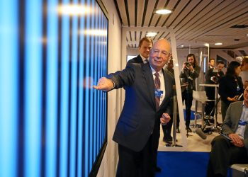 «Σε 10 χρόνια η ανθρωπότητα θα συγχωνευθεί με τον ψηφιακό κόσμο» – ΥΠΕΡΒΟΜΒΑ Σβαμπ, vid