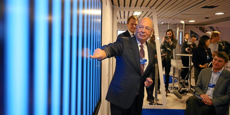 «Σε 10 χρόνια η ανθρωπότητα θα συγχωνευθεί με τον ψηφιακό κόσμο» – ΥΠΕΡΒΟΜΒΑ Σβαμπ, vid
