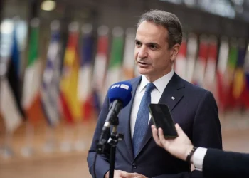 Το Politico «καρφώνει» Μητσοτάκη: Διχάζει την Ελλάδα για να ξεπλυθεί από τις υποκλοπές!