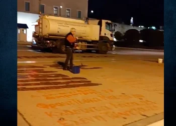 Τέμπη: Έσβησαν νύχτα τα ονόματα των θυμάτων από το Σύνταγμα