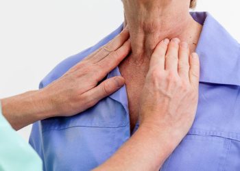 Υπερπαραθυρεοειδισμός με αδυναμία, κόπωση, οστεοπόρωση, νεφρολιθίαση. Παραθυρεοειδείς αδένες, παραθορμόνη, καλσιτονίνη
