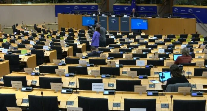 «Δικαιοσύνη»: Η φωνή συγγενών των θυμάτων στα Τέμπη μέσα στην Ευρωβουλή – Δείτε live