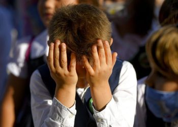 Τι υποκρισία: Η κυβέρνηση ετοιμάζει Εθνικό Σχέδιο για τη βία ανηλίκων, ενώ ισοπεδώνει οικογένεια, παιδεία και ηθικά όρια