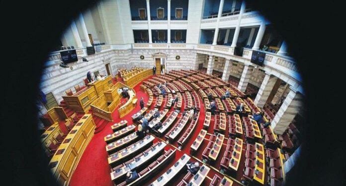 Βουλή: Κατατέθηκε το επίμαχο νομοσχέδιο για το γάμο των ομόφυλων ζευγάριων