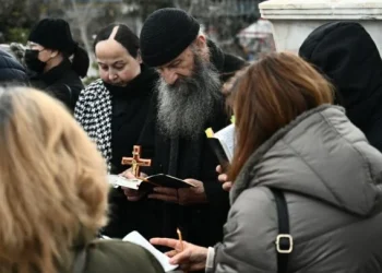 Συγκέντρωση χριστιανών έξω από την Βουλή: «Όχι στο νομοσχέδιο έκτρωμα περί ομοφυλοφίλων»