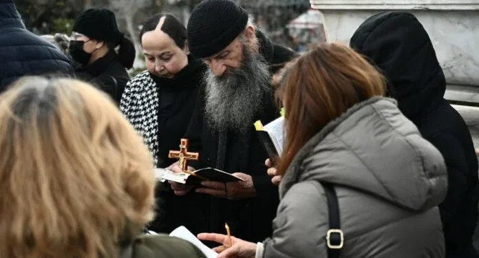 Συγκέντρωση χριστιανών έξω από την Βουλή: «Όχι στο νομοσχέδιο έκτρωμα περί ομοφυλοφίλων»