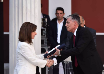 Στο μεταξύ η πρόεδρος της Δημοκρατίας πρόλαβε και απένειμε βραβείο στους Νίκο Ευαγγελάτο και Κωνσταντίνο Πολυχρονόπουλο