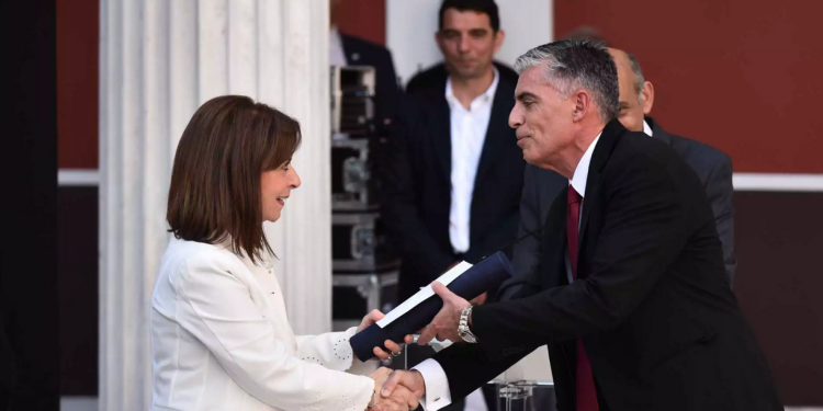 Στο μεταξύ η πρόεδρος της Δημοκρατίας πρόλαβε και απένειμε βραβείο στους Νίκο Ευαγγελάτο και Κωνσταντίνο Πολυχρονόπουλο