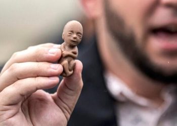 Σατανικός ναός ισχυρίζεται πως η άμβλωση είναι μέρος τής θρησκείας τους στην προσπάθειά τους να ανατρέψουν τις απαγορεύσεις τών αμβλώσεων