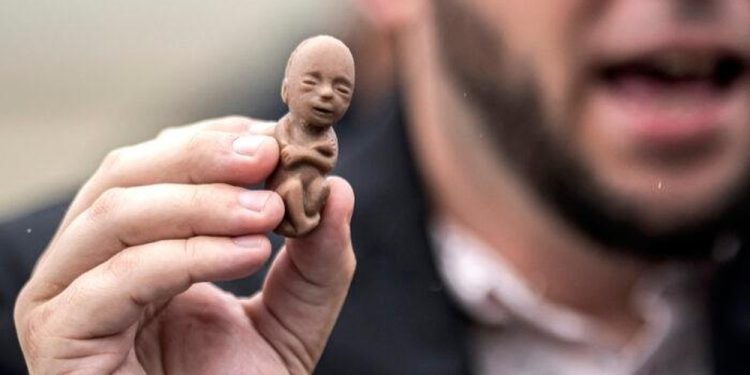 Σατανικός ναός ισχυρίζεται πως η άμβλωση είναι μέρος τής θρησκείας τους στην προσπάθειά τους να ανατρέψουν τις απαγορεύσεις τών αμβλώσεων