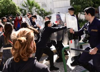 Ένοχος για βιασμό ο Ηλίας Μίχος – Αθώα η μητέρα της 12χρονης για μαστροπεία και πορνογραφία