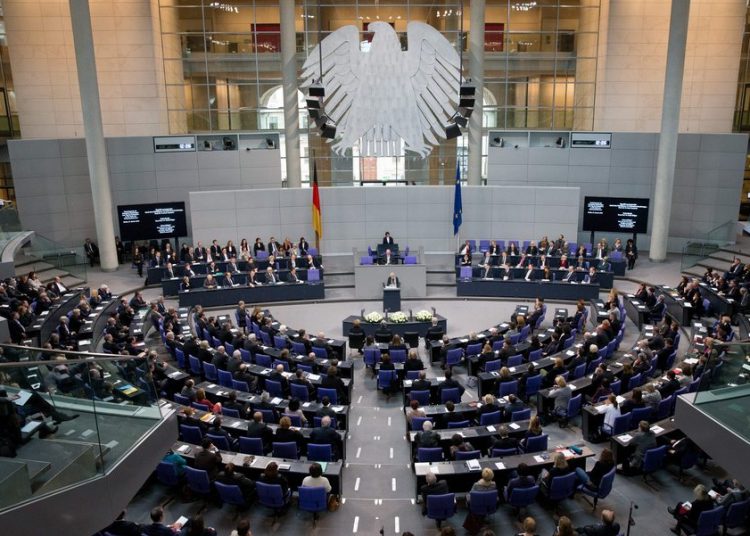epa05129108 Holocaust survivor Ruth Klueger speaks to members of parliament during a memorial event for the victims of National Socialism in the Bundestag Berlin, Germany, 27 January 2016. EPA/KAY NIETFELD