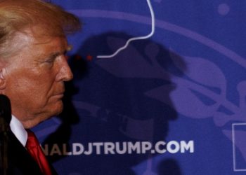 «Αν ξαναδώ τέτοια θα αρχίσει καυγάς»: Ξαφνική ρήξη Τραμπ – Άλεξ Τζόουνς, vid