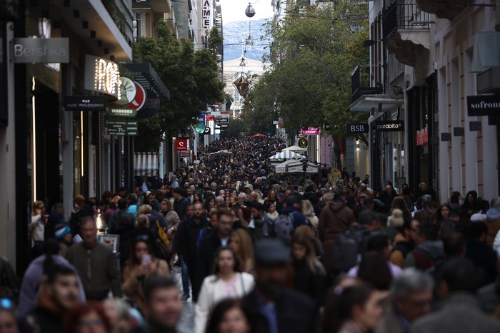 Ανοιχτά τα εμπορικά καταστήματα στον πεζόδρομο της οδού Ερμού στην Αθήνα με τους ιδιοκτήτες τους να συνεχίζουν τις προσφορές της Black Friday, Κυριακή 26 Νοεμβρίου 2023.
(ΒΑΣΙΛΗΣ ΡΕΜΠΑΠΗΣ/EUROKINISSI)