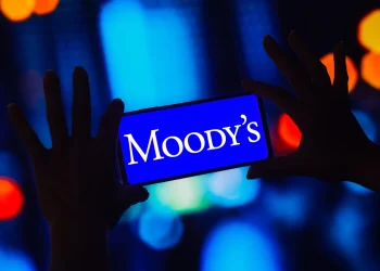 «Πλήγμα» από την Μoody’s: Δεν έδωσε στην Ελλάδα την επενδυτική βαθμίδα – Κατέρρευσε ένα ακόμα κυβερνητικό αφήγημα