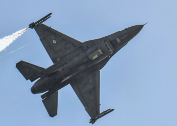 Συντριβή F-16: Μεταφέρθηκε στο νοσοκομείο ο πιλότος που πάλευε μιάμιση ώρα σε ανοιχτή θάλασσα