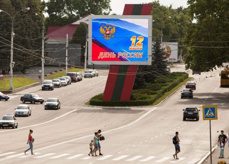 epa04257134 People cross the road in downtown Tiraspol city, in the breakaway Transnistrian Republic, 80 kilometers South-East from Chisinau, Moldova, on 14 June 2014. Reports state that Transnistria has asked Russia for help to prevent a blockade following the crisis in Ukraine.  EPA/DUMITRU DORU
