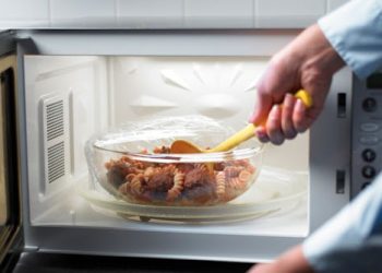 Τροφές που γίνονται επικίνδυνες και τοξικές στο φούρνο μικροκυμάτων