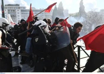 Πανεκπαιδευτικό συλλαλητήριο: Ανοιγμένα κεφάλια και χημικά – Φωτογραφίες και βίντεο από τα επεισόδια στο Σύνταγμα
