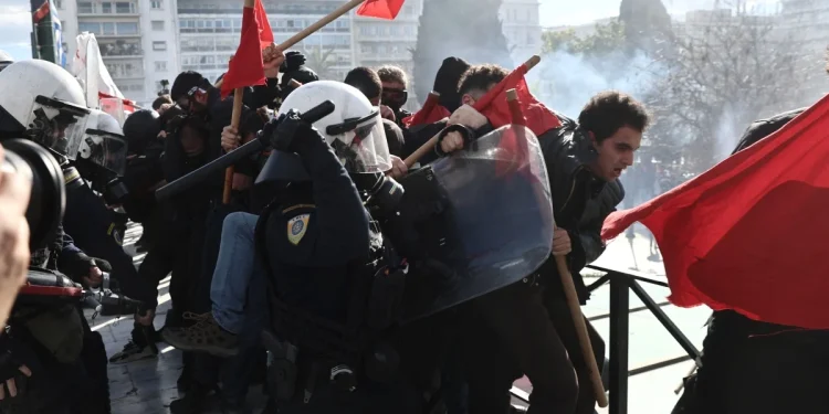 Πανεκπαιδευτικό συλλαλητήριο: Ανοιγμένα κεφάλια και χημικά – Φωτογραφίες και βίντεο από τα επεισόδια στο Σύνταγμα