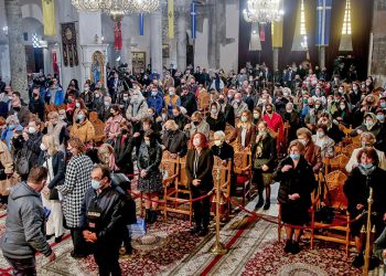 Όποιος Ιεράρχης βλέπει την ιεροσύνη για καριέρα και μισθούς να κάτσει σπίτι του η να κάνει άλλη δουλειά ..
