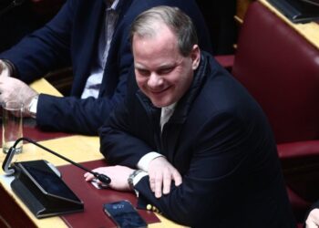 Τέμπη: «Κι όμως η δικαιοσύνη ΔΕΝ ερευνά τον Καραμανλή»! Ανάλυση με νομικά επιχειρήματα