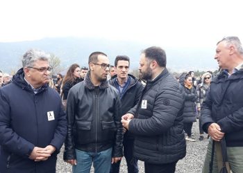 Tέμπη: Δημήτρης Νατσιός και βουλευτές συμπροσευχήθηκαν ανάμεσα στους γονείς και τους συγγενείς των θυμάτων