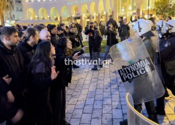Θεσσαλονίκη: Αστυνομικοί απώθησαν διαδηλωτές έξω από το Ολύμπιον (video).