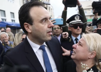 Οι 57 ψυχές που χάθηκαν στα Τέμπη «ακούστηκαν» σε παρελάσεις της οργής-Βίντεο