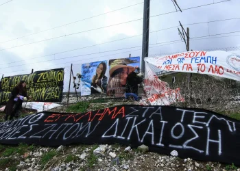 ΝΔ για Τέμπη: Φταίει ο σταθμάρχης και οι νεκροί μηχανοδηγοί… Πυρ ομαδόν από την αντιπολίτευση για επιχείρηση συγκάλυψης