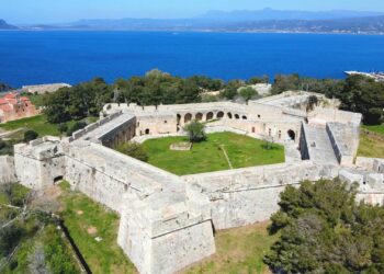Νιόκαστρο: Το εντυπωσιακό φρούριο της Πύλου από ψηλά (βίντεο)