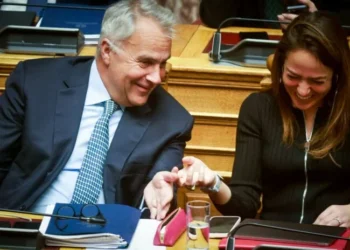 Βορίδης και Μιχαηλίδου ξεκαρδίστηκαν στα γέλια ενώ στη Βουλή μιλούσαν για τους νεκρούς των Τεμπών!