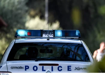 Οδηγούν τους Έλληνες σε απόγνωση: Απελπισμένη γυναίκα απειλούσε να αυτοκτονήσει γιατί της έπαιρναν το σπίτι τα funds